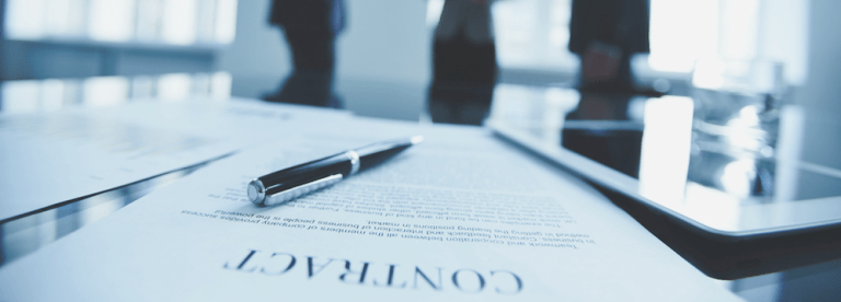La importancia del conocimiento legal y los contratos en la gestión de proyectos